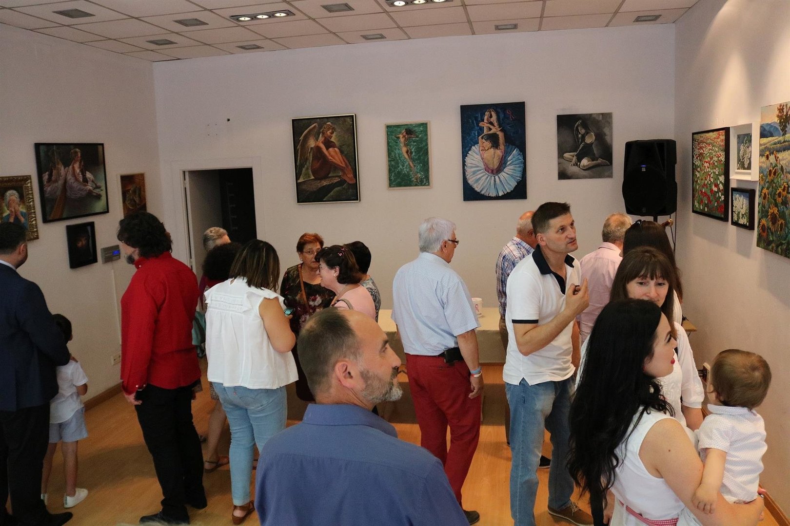 En este momento estás viendo Torrelavega acoge la exposición ‘Viviré’ de Vasile Valentín, para apoyar a mujeres con cáncer de mama